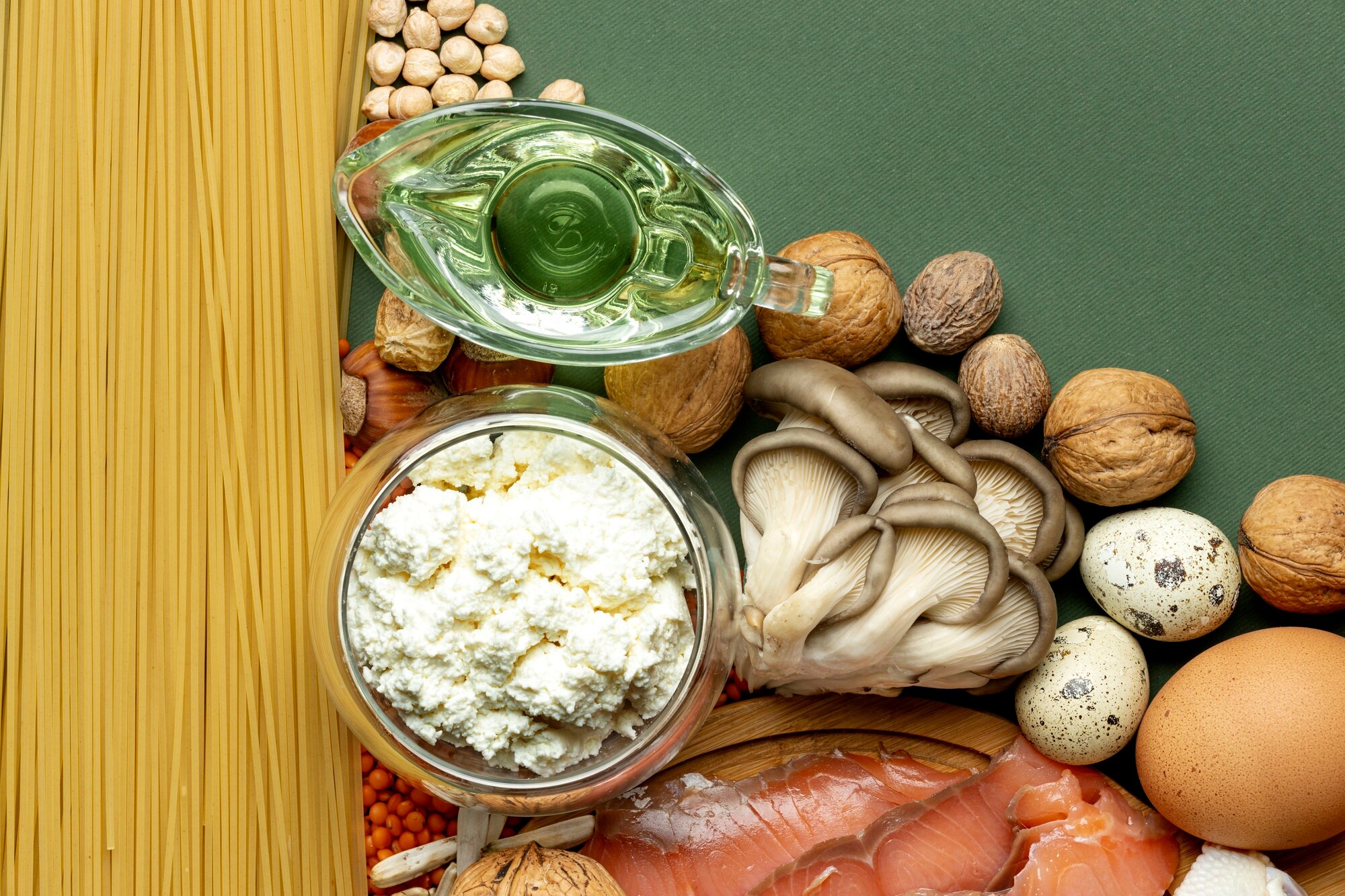 Variedad de alimentos frescos y nutritivos sobre una superficie de madera